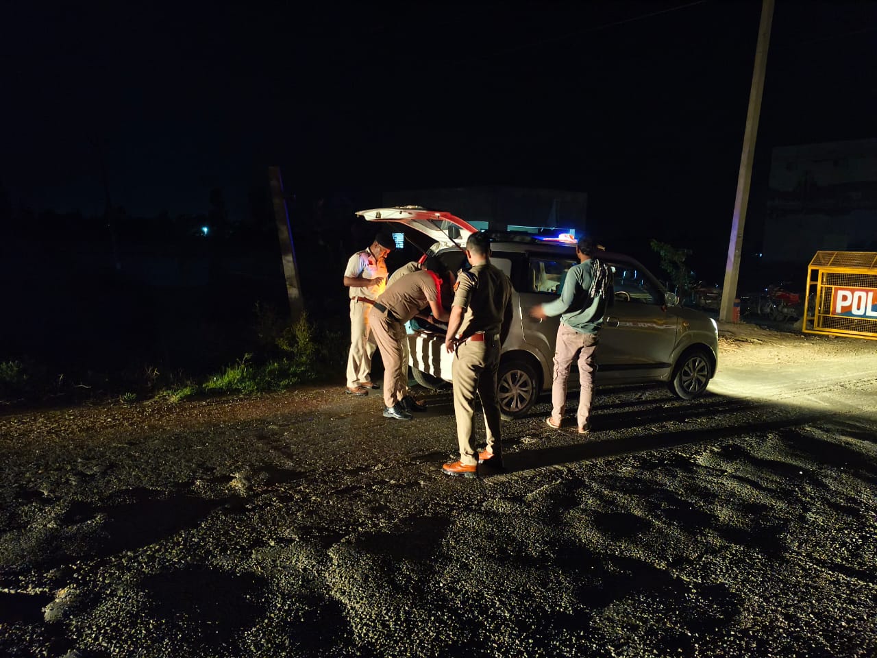 21 check posts were set up in the police district Hansi under the sealing plan.